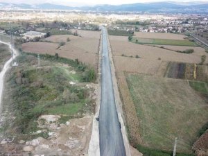 Alt yapısını biten yollar asfaltlanıyor