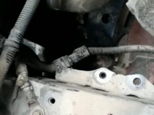 Aracın motoruna sıkışan yavru kedi, 2 saat süren çalışma ile çıkartıldı