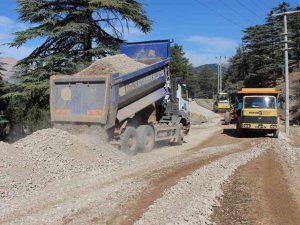 Kumluca Kuzca yolunda asfalt çalışması