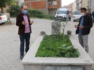 Yol ortasında ’sır mezar’ mahalleliyi ikiye böldü