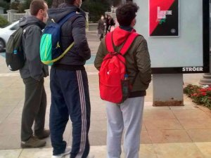 Sloganı gören dönüp bir daha baktı