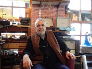 Radyosunu satıp okuttuğu kızları öğretmen oldu