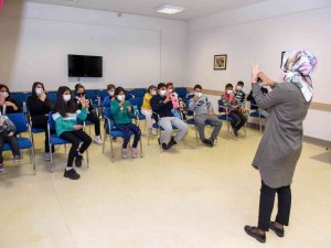 Gençlere işaret dili kursu