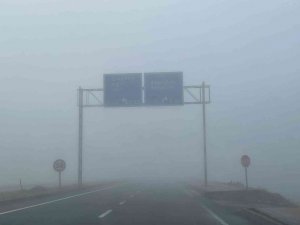 Erzurum’da etkili olan yoğun sis sürücülere zor anlar yaşattı