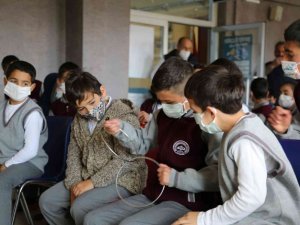 Öğrencilere illüzyon gösterisi