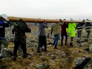 200 kiloluk elektrik direğini sırtlarında taşıyarak arızayı giderdi