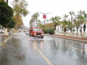 Mersin’de sağanak yağış etkili oldu
