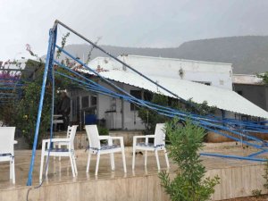 Silifke’de hortum tekneleri batırdı, ağaçları kökünden söktü, çatıları uçurdu