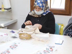 Hem meslek öğrenip, hem de para kazanıyorlar