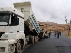 Hakkari’de yol asfaltlama çalışması