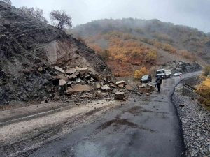 Düşen dev kaya parçaları yolu ulaşıma kapattı