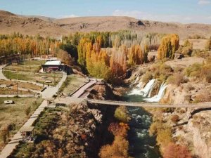 Turistler Muradiye Şelalesi’ne hayran kaldı