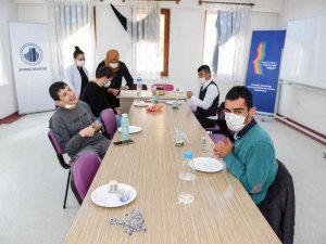 Engelli bireylere boncuk terapisi