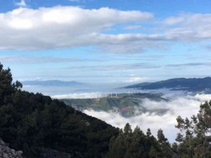 Spil Dağı üzerindeki bulutlar görsel şölen oluşturdu