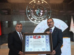 Bakan Kasapoğlu’na, “Fahri Hemşerilik Beratı”