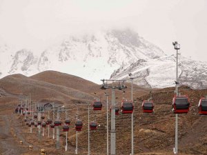 Erciyes’in zirvesi beyaza büründü