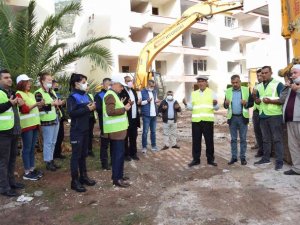 Finike’de kentsel dönüşüm için ilk yıkım başladı