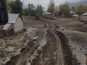 Yağmur Erciş’te sele neden oldu