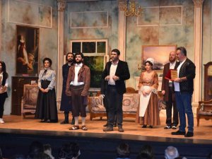 Tarsus Şehir Tiyatrosu, ’Çehov Vodvil’ oyunuyla festivalde tam not aldı