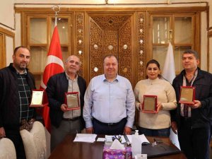 Ramazan’dan Gıda Bankası çalışanlarına plaket