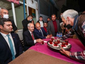 Kılıçdaroğlu, Kırıkkale’de vatandaşlarla çay içti
