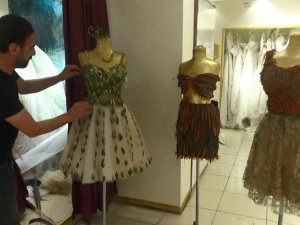 Diyarbakırlı modacı ağaç yapraklarında gelinlik ve elbiseler tasarladı