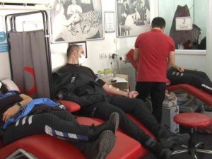 Üsküdar’da polis ekiplerinden Kızılay’a kan bağışı