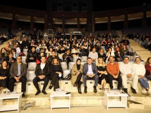 Alanyalı sağlıkçılar, Cenk Eren konseri ile moral buldu