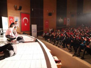 Hakkari’de ‘Pembe Aslında Siyahtır’ oyununa büyük ilgi