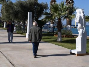 Kuşadası sahili sanata ev sahipliği yapıyor