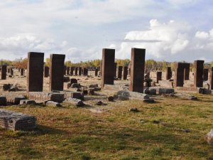Likenleri temizlenen Selçuklu Mezarlığındaki taşlar tarihe ışık tutuyor