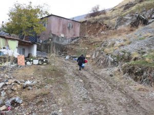 Sağlık çalışanları kapı kapı dolaşarak aşı çalışmalarını sürdürüyor