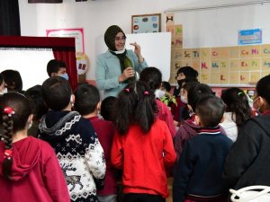 Mamaklı öğrencilere gölge gösterisi ile tohum eğitimi