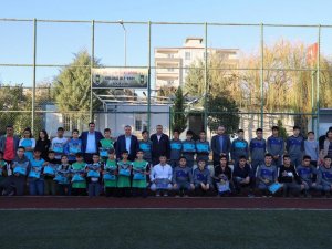 Öğrencilere eşofman hediye edildi