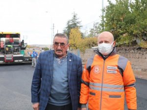 Başkan Çolakbayrakdar, asfalt makinasının başına geçti, asfalt döktü