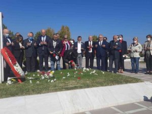 CHP, Bülent Ecevit’i ölüm yıl dönümünde kabri başında andı