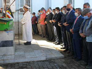 Milletvekili Posacı annesini son yolculuğuna uğurladı