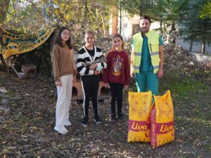 Balıkesir Büyükşehir, hayvansever çocukların yüzünü güldürdü