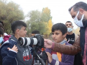 İşitme engelli öğrencilere fotoğraf eğitimi