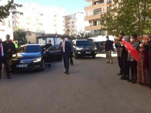 Cumhurbaşkanı Başdanışmanı Aslan, evlat nöbetindeki ailelerle buluştu