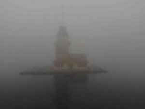 Kız Kulesinin sisle ahengi görenleri mest etti