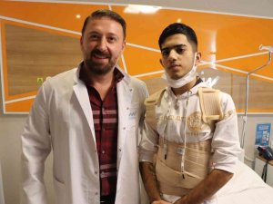 Doğuştan skolyoz olan hastayı 4 saatte iyileştirdi