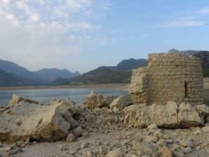 Sular çekildi, Kozan Barajı altındaki tarihi yapılar gün yüzüne çıktı