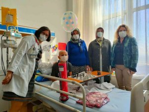 AK Parti Efeler İlçe Kadın Kolları lösemili çocukları yalnız bırakmadı