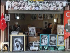 Gençler önce sipariş veriyor, sevgililerinden ayrılınca ressamı engelliyor