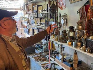 Antika ürünlerin bakımını yapıp satıyor