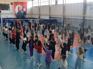 Halk oyunu öğreniyorlar