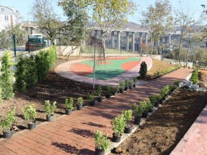 Yapımı devam eden çocuk parkı yeşilleniyor