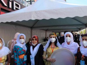 Cumhurbaşkanı Erdoğan, yöresel kıyafetli Batmanlı kadınların Kürtçe şarkılarıyla karşılandı