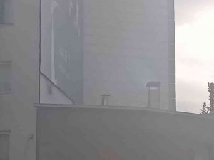 İşletme bacalarından çıkan yoğun duman, mahalle sakinlerini rahatsız ediyor